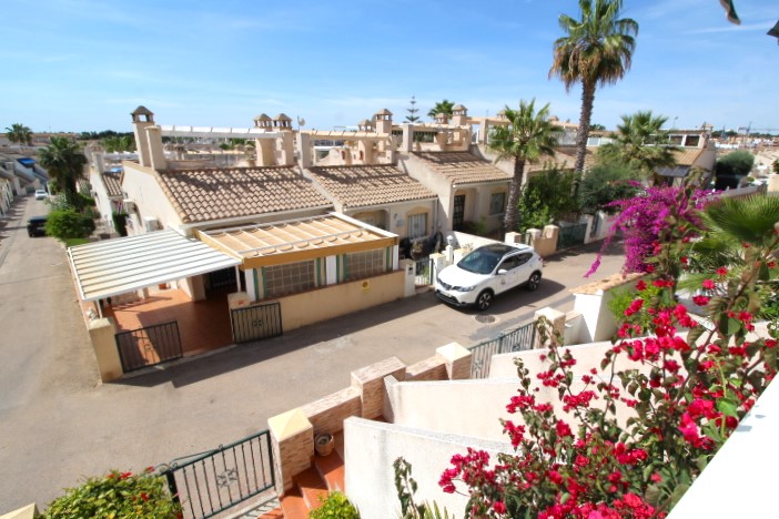 Soleada casa adosada situada en la bonita zona de Villamartin