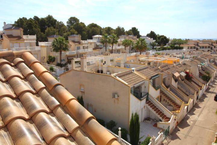 Soleada casa adosada situada en la bonita zona de Villamartin