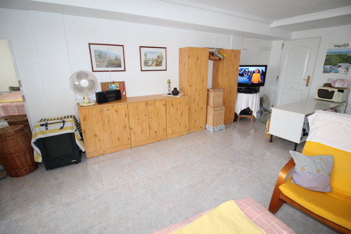 Sunny town-house located in the beautiful area of Villamartin