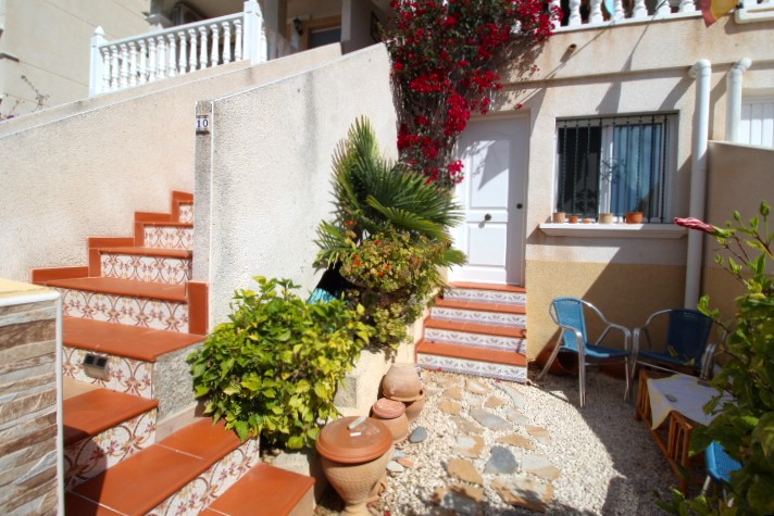 Sunny town-house located in the beautiful area of Villamartin