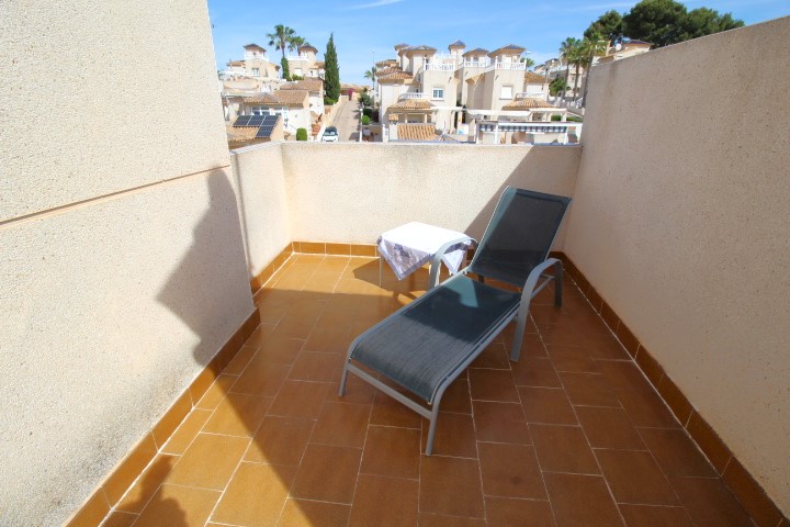 Soleada casa adosada situada en la bonita zona de Villamartin