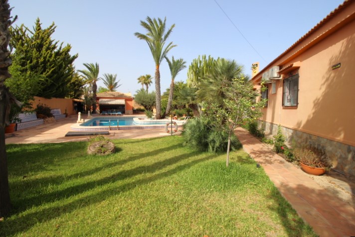 Villa till salu i La Siesta (Torrevieja)