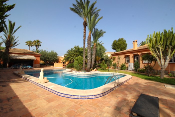 Villa myynnissä La Siesta (Torrevieja)