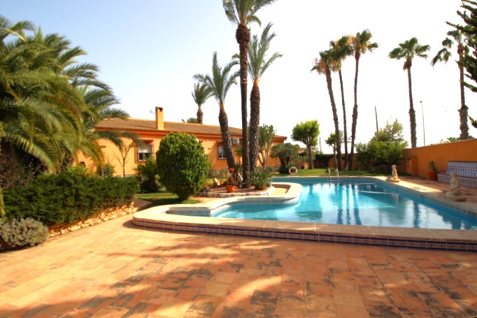 Villa myynnissä La Siesta (Torrevieja)