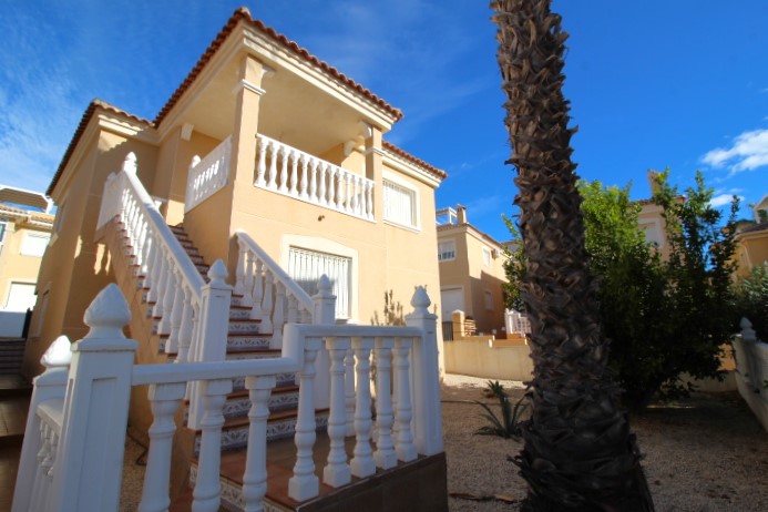 Detached villa in popular Montegolf, Villamartin