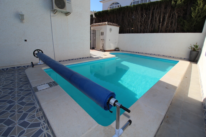 Villa independiente reformada 2023 con piscina privada en Blue Lagoon / Villamartin