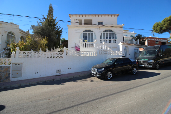 Villa independiente reformada 2023 con piscina privada en Blue Lagoon / Villamartin