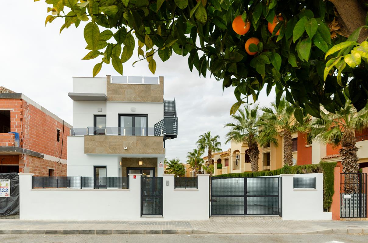 Neu gebaute freistehende Villen in Torrevieja