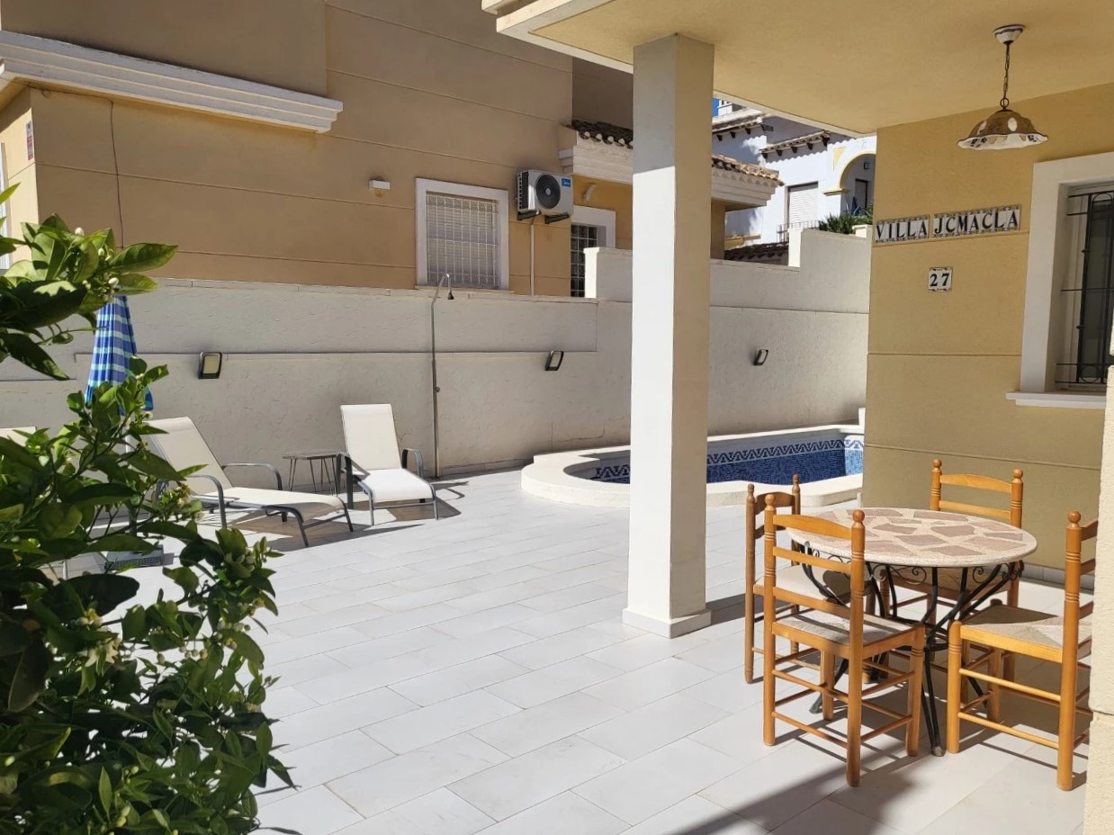 Charmante freistehende Villa mit privatem Pool in Orihuela Costa, zwischen Villamartin und der Blauen Lagune
