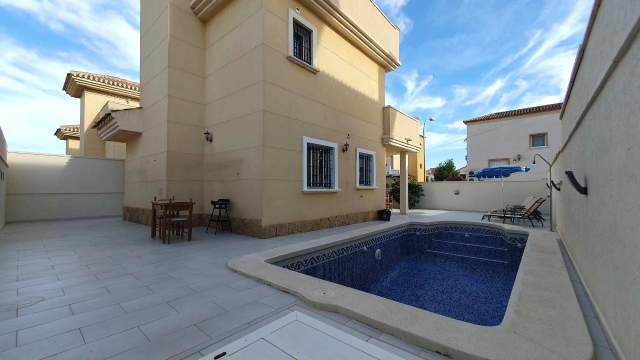 Charming detached villa with private pool in Orihuela Costa, between Villamartin and Blue Lagoon