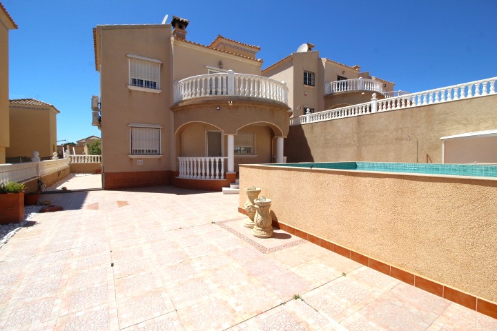 Villa til salg i Villamartín-Las Filipinas (Orihuela)