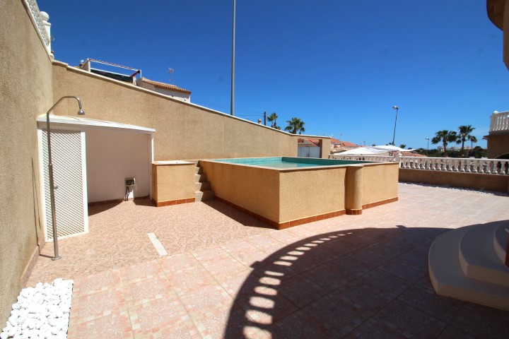 Villa myynnissä Villamartín-Las Filipinas (Orihuela)