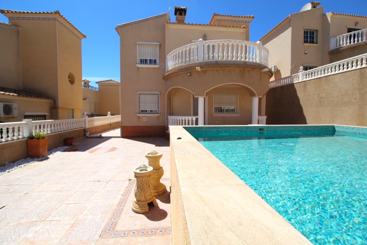 Villa myynnissä Villamartín-Las Filipinas (Orihuela)