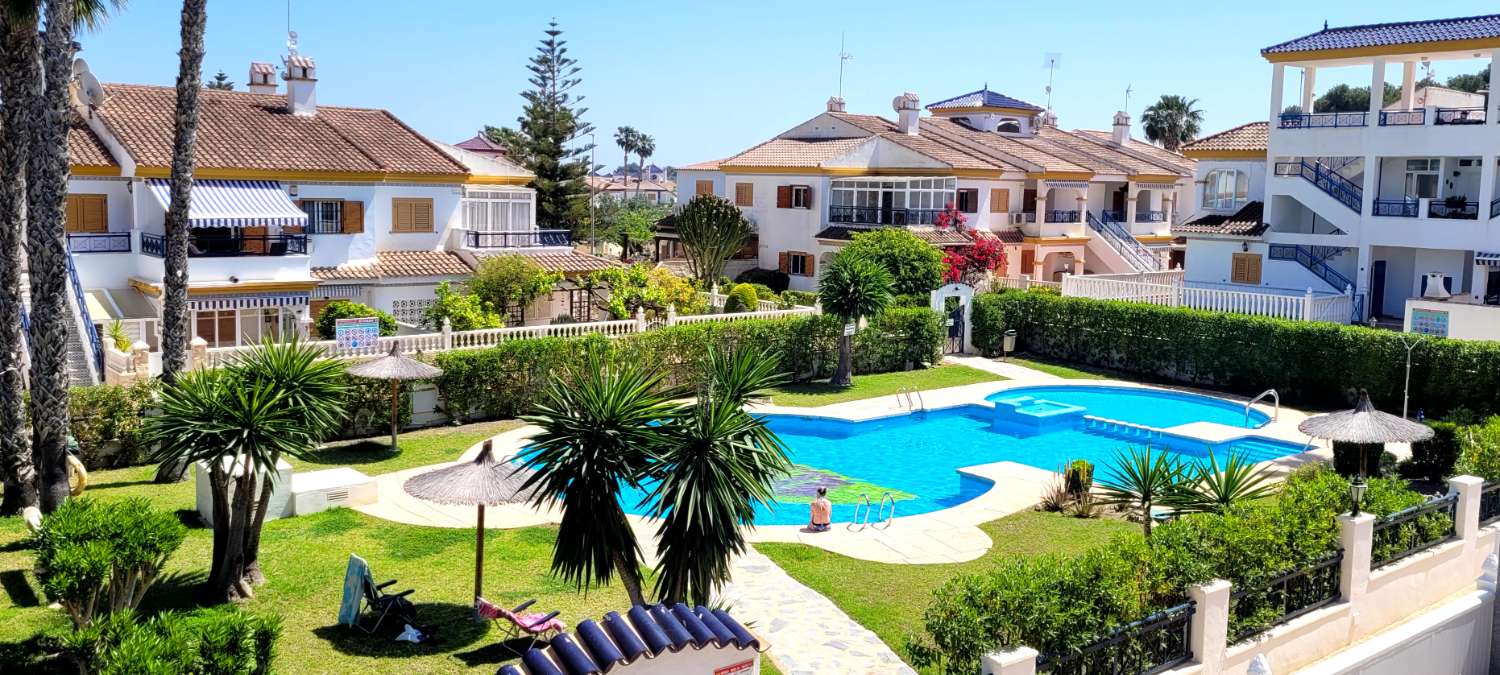 Top floor bungalow apartment situated in Mil Palmeras