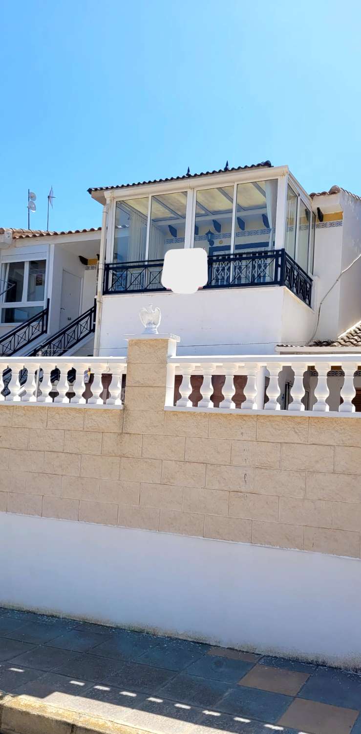 Top floor bungalow apartment situated in Mil Palmeras