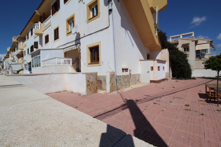 Encantador apartamento esquina planta baja en Playa Flamenca