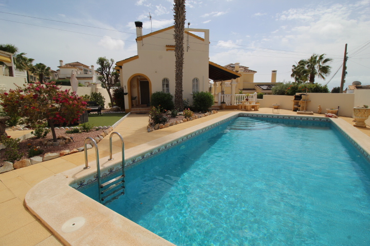 Chalet independiente con piscina privada en Villamartin - El Galan
