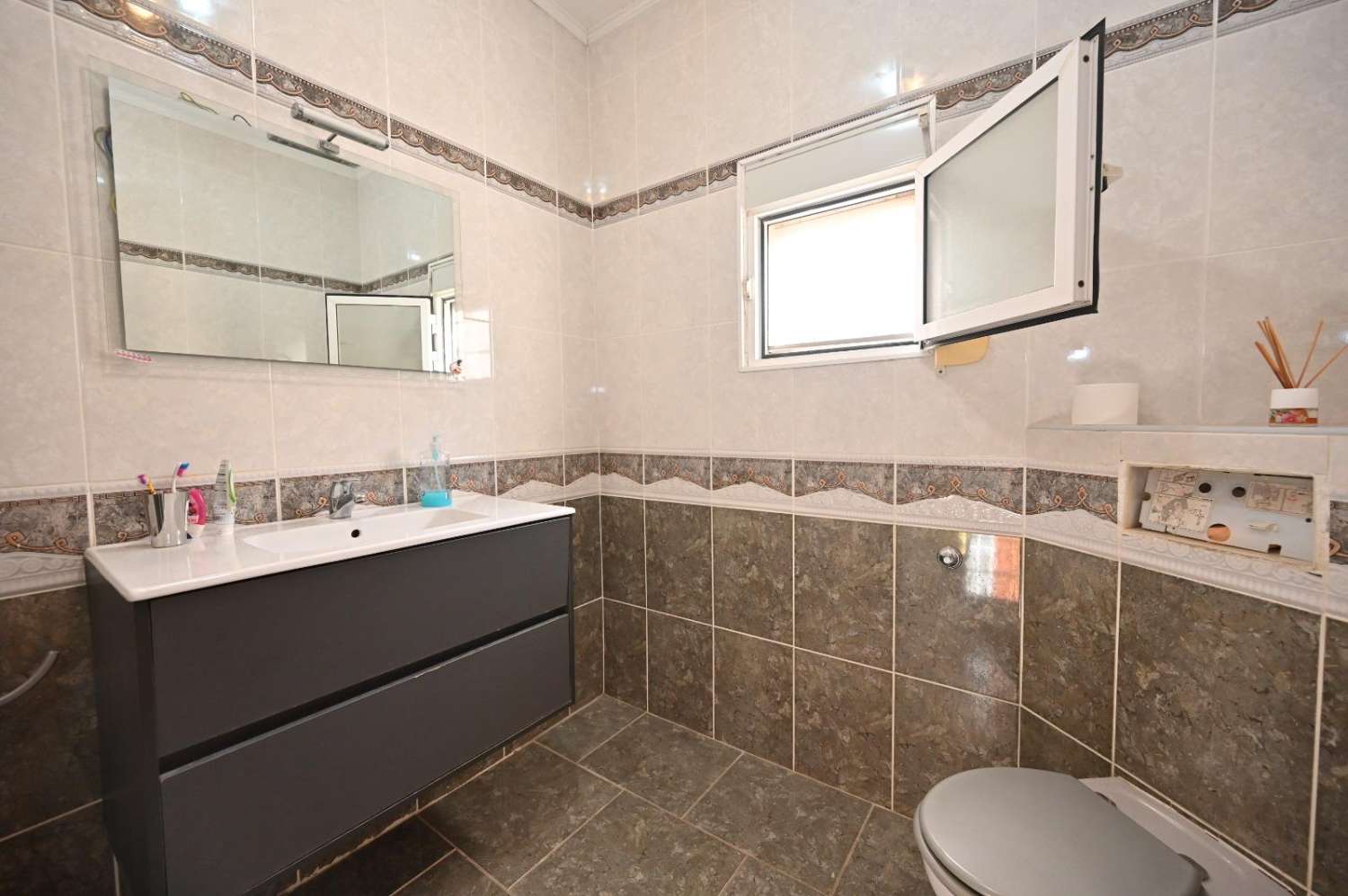 ¡Vivienda Adosada en Torrevieja: Comodidad, Estilo y Ubicación Inmejorable!