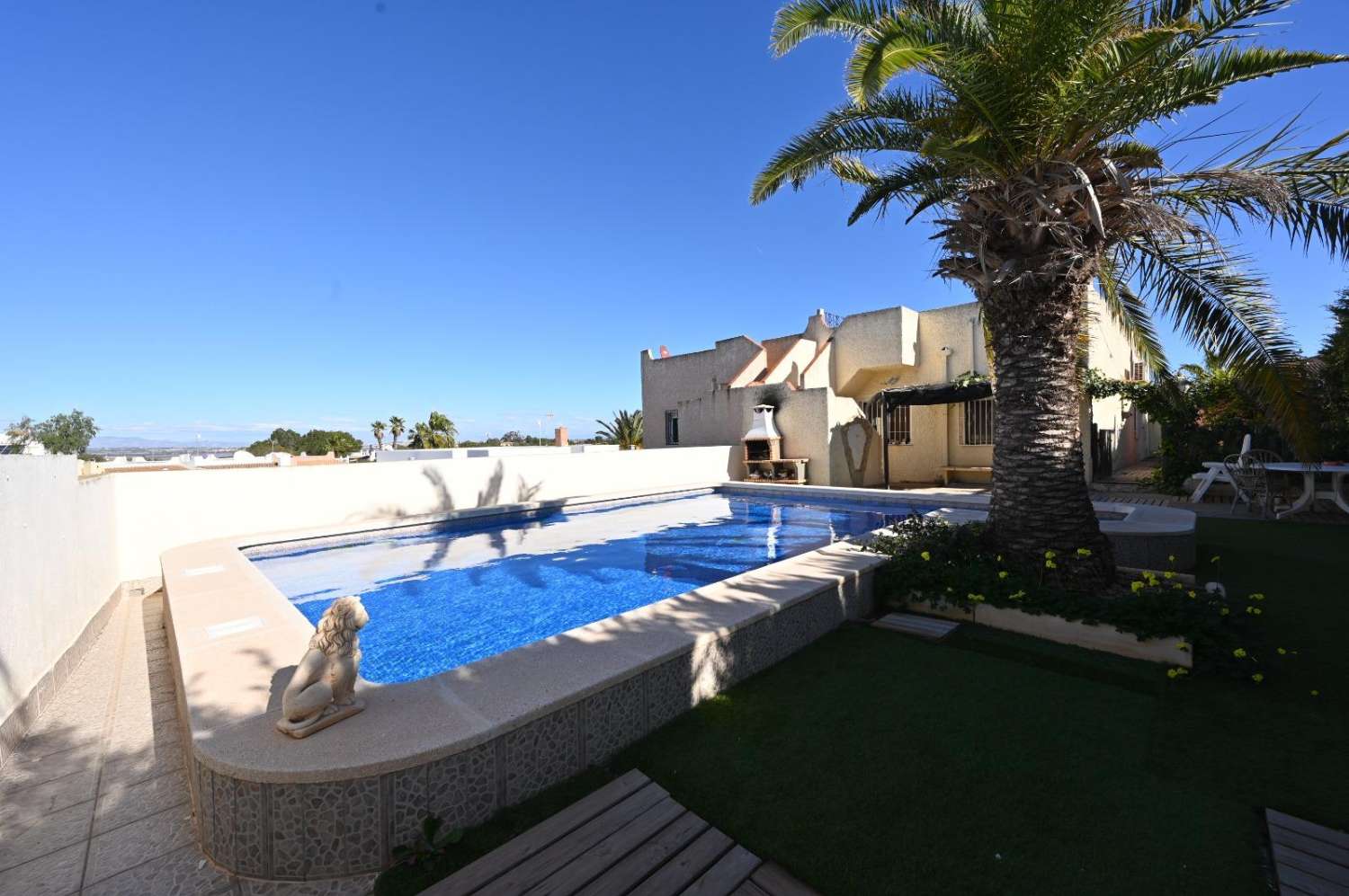 ¡Vivienda Adosada en Torrevieja: Comodidad, Estilo y Ubicación Inmejorable!