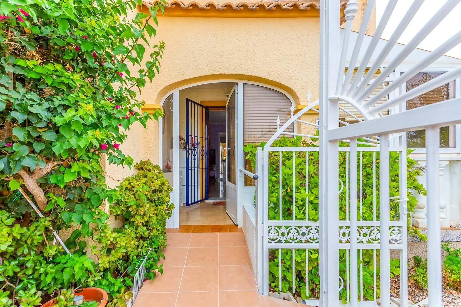 Chalet independiente con vistas al mar y gran parcela en Orihuela Costa