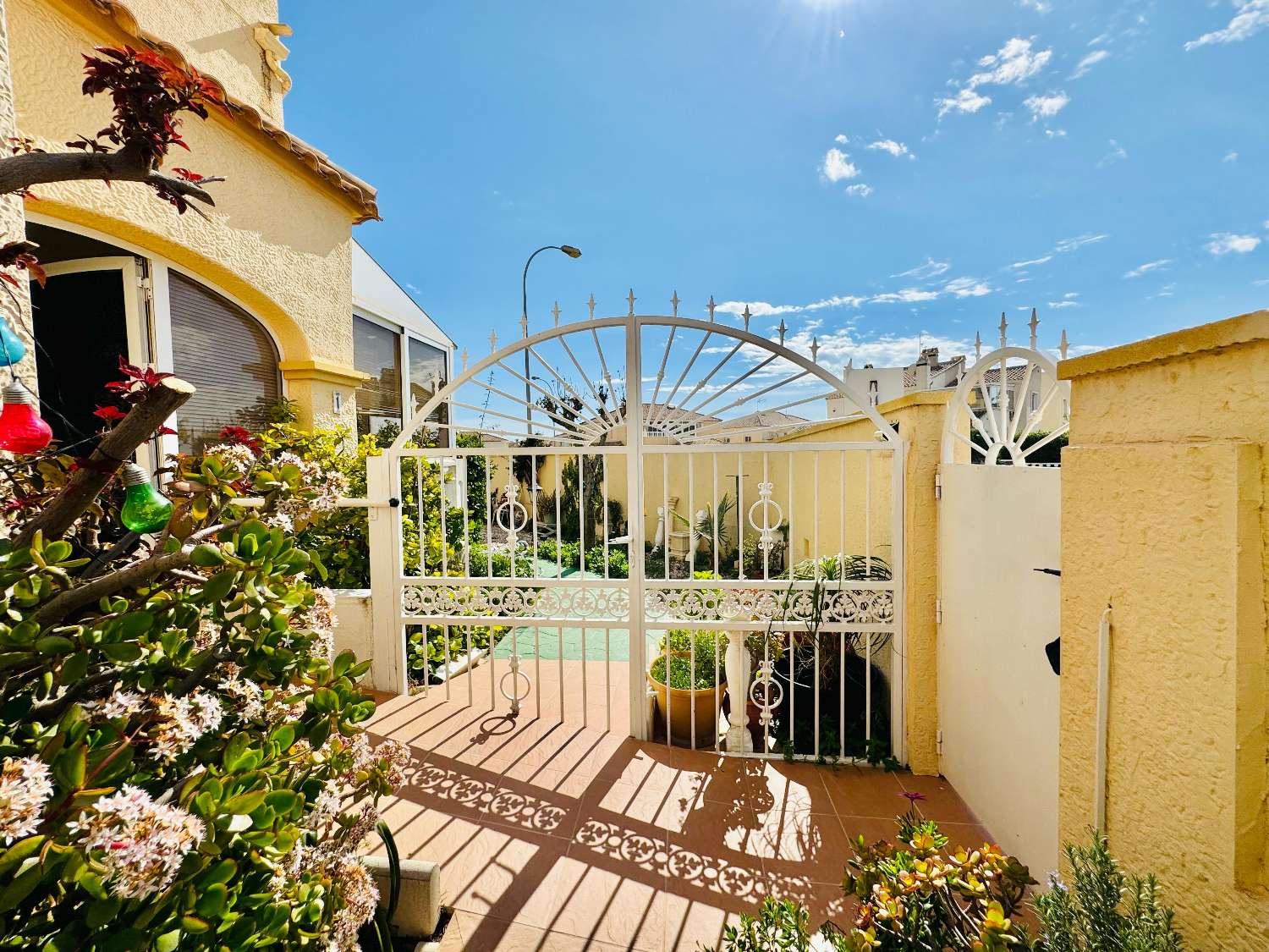 Chalet independiente con vistas al mar y gran parcela en Orihuela Costa