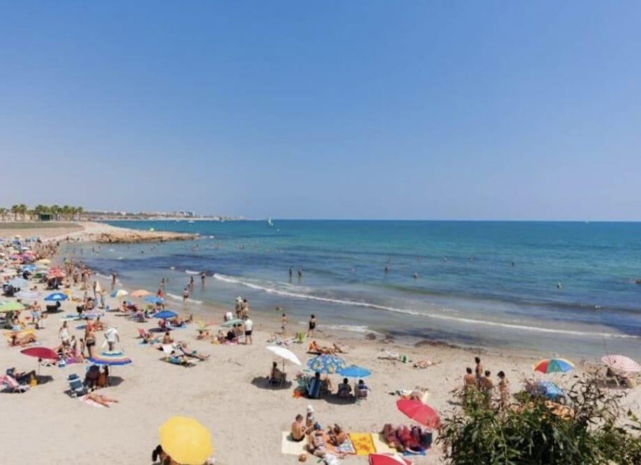 Chalet independiente con vistas al mar y gran parcela en Orihuela Costa