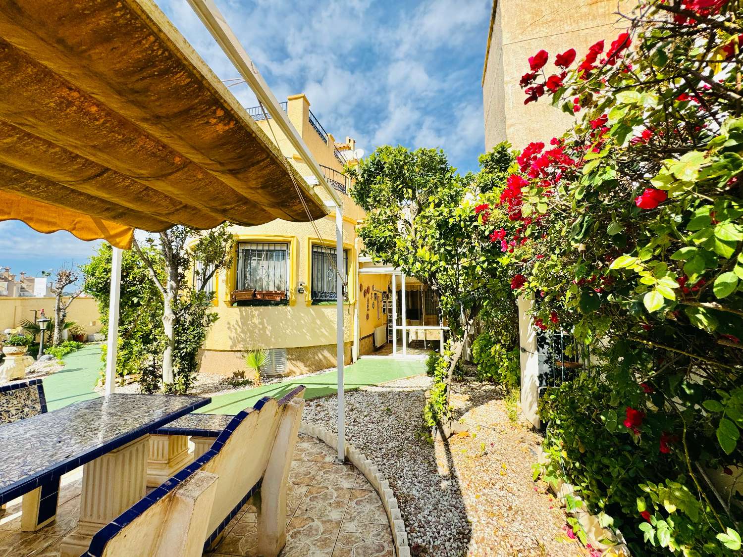 Chalet independiente con vistas al mar y gran parcela en Orihuela Costa