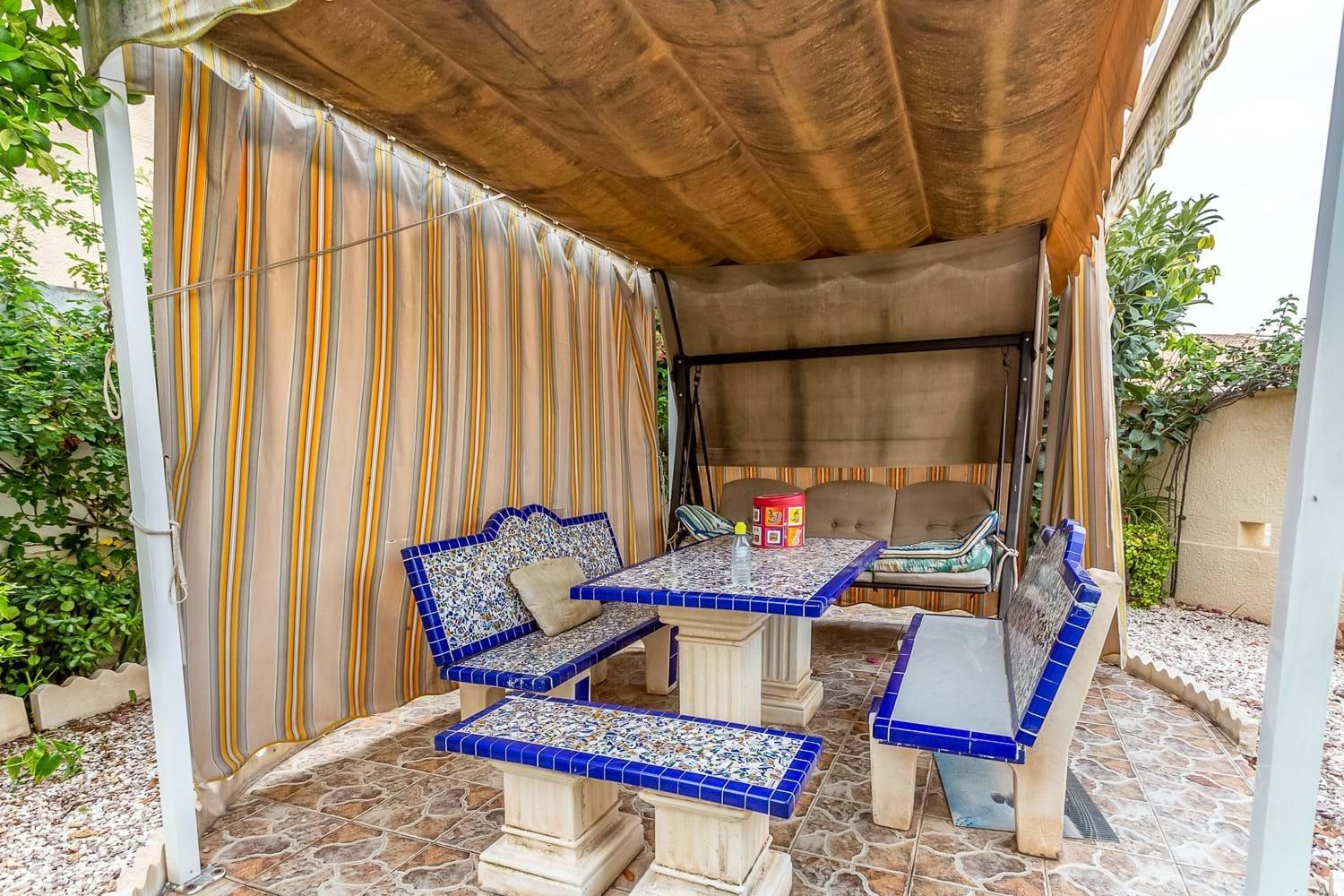 Chalet independiente con vistas al mar y gran parcela en Orihuela Costa