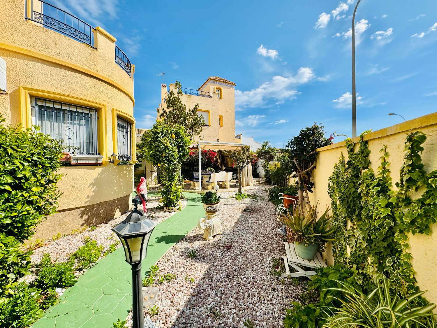Chalet independiente con vistas al mar y gran parcela en Orihuela Costa