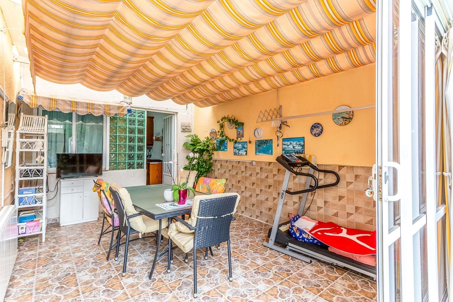 Chalet independiente con vistas al mar y gran parcela en Orihuela Costa