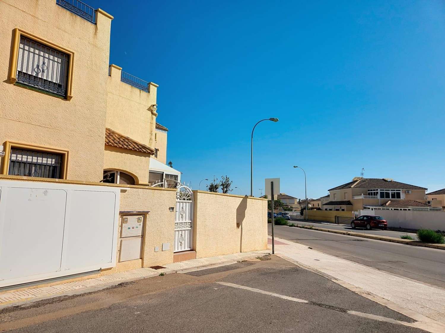 Chalet independiente con vistas al mar y gran parcela en Orihuela Costa