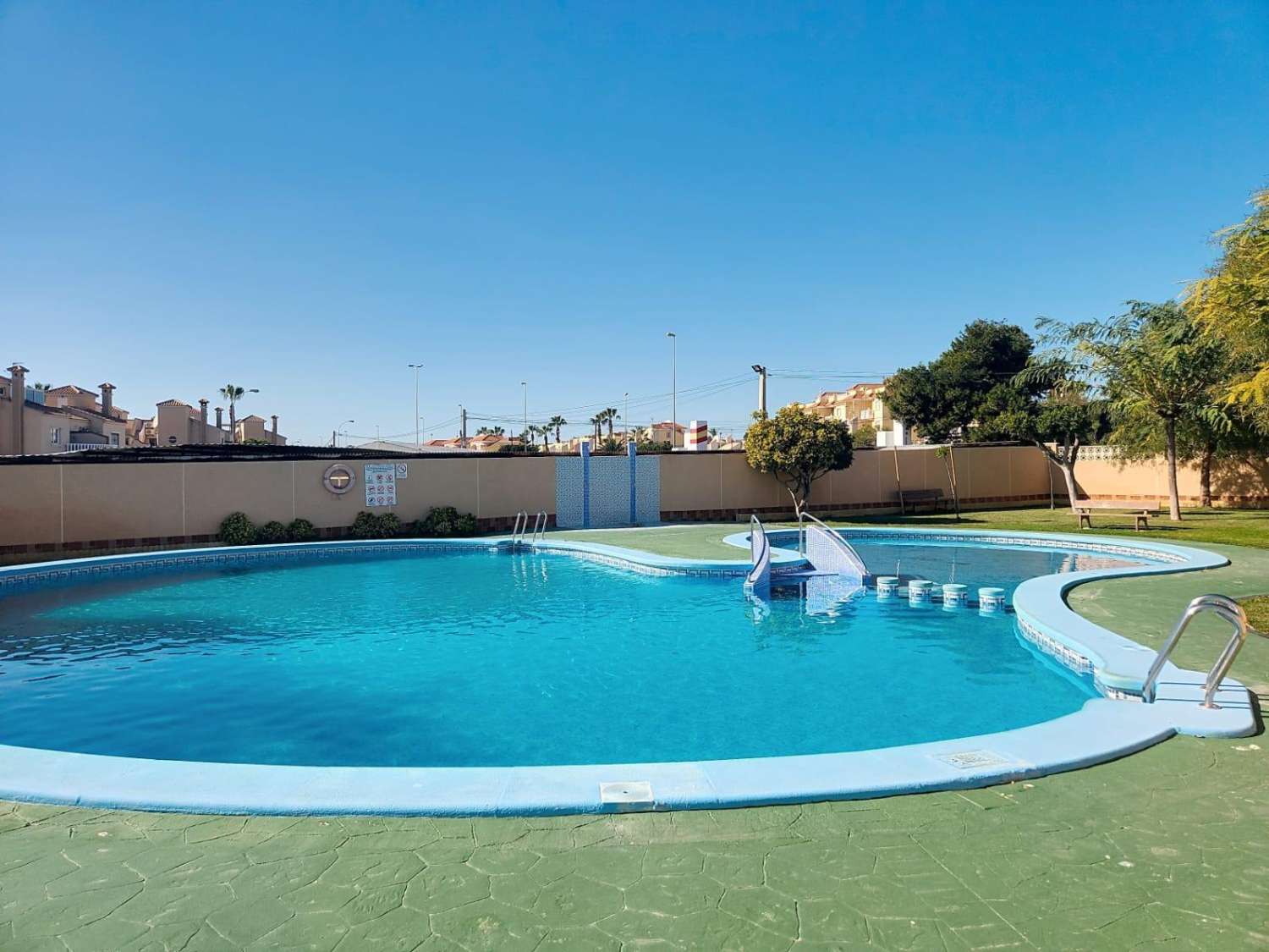 Chalet independiente con vistas al mar y gran parcela en Orihuela Costa