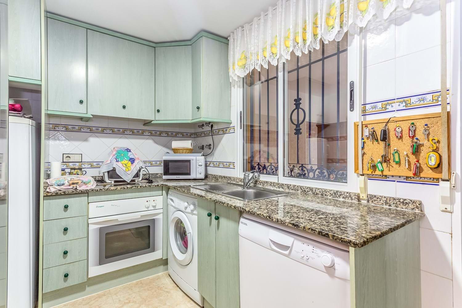 Chalet independiente con vistas al mar y gran parcela en Orihuela Costa