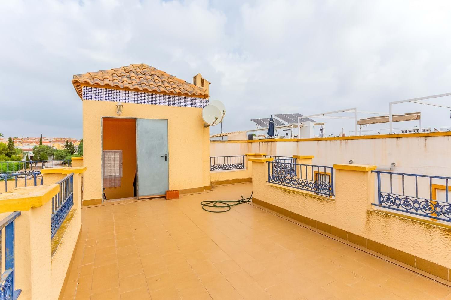 Chalet independiente con vistas al mar y gran parcela en Orihuela Costa