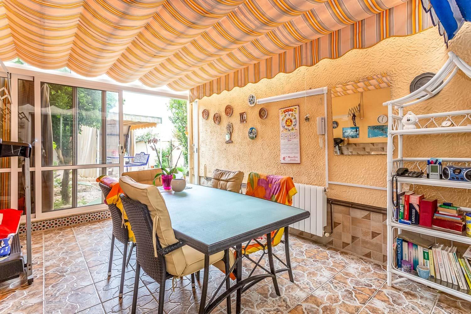 Chalet independiente con vistas al mar y gran parcela en Orihuela Costa