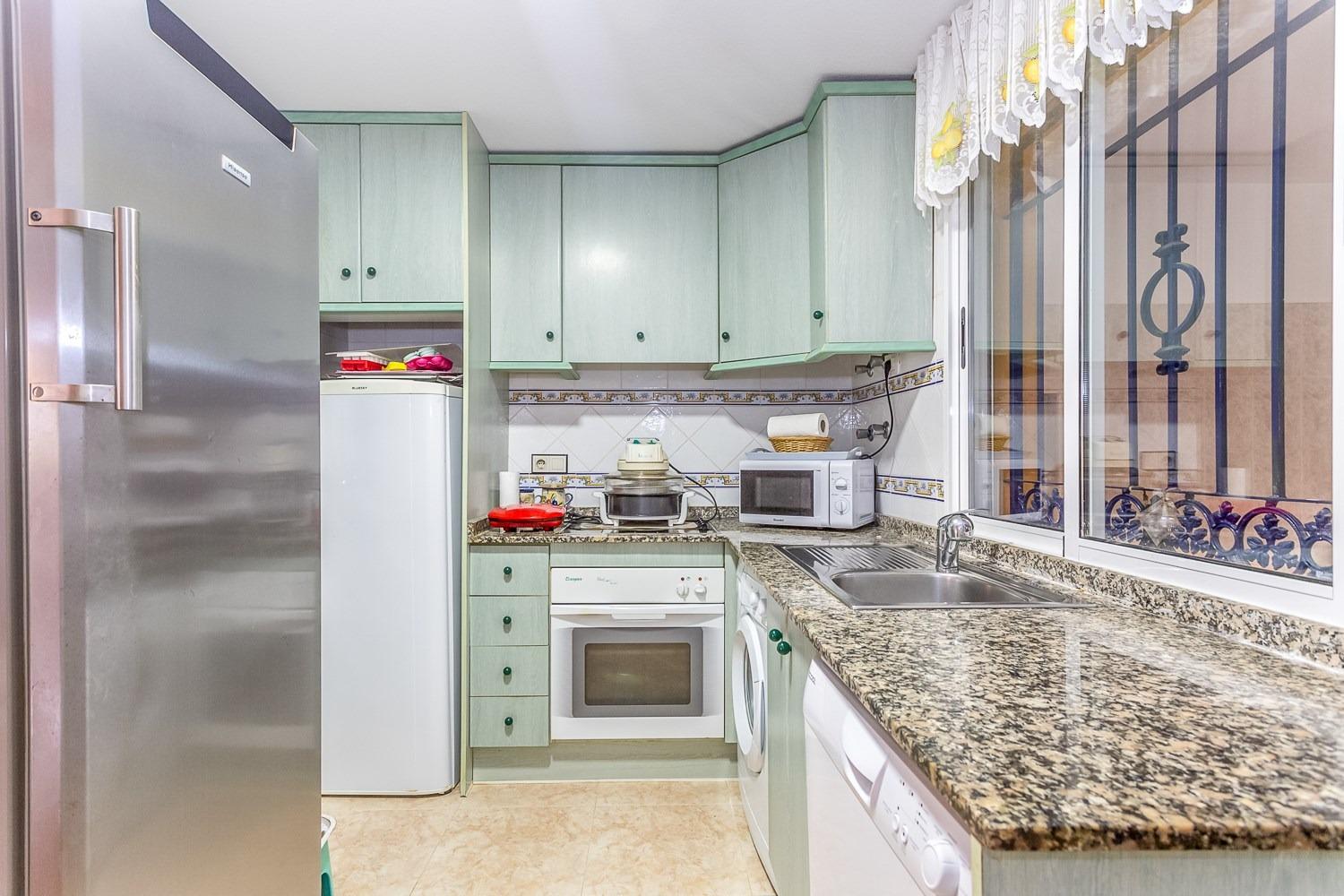 Chalet independiente con vistas al mar y gran parcela en Orihuela Costa