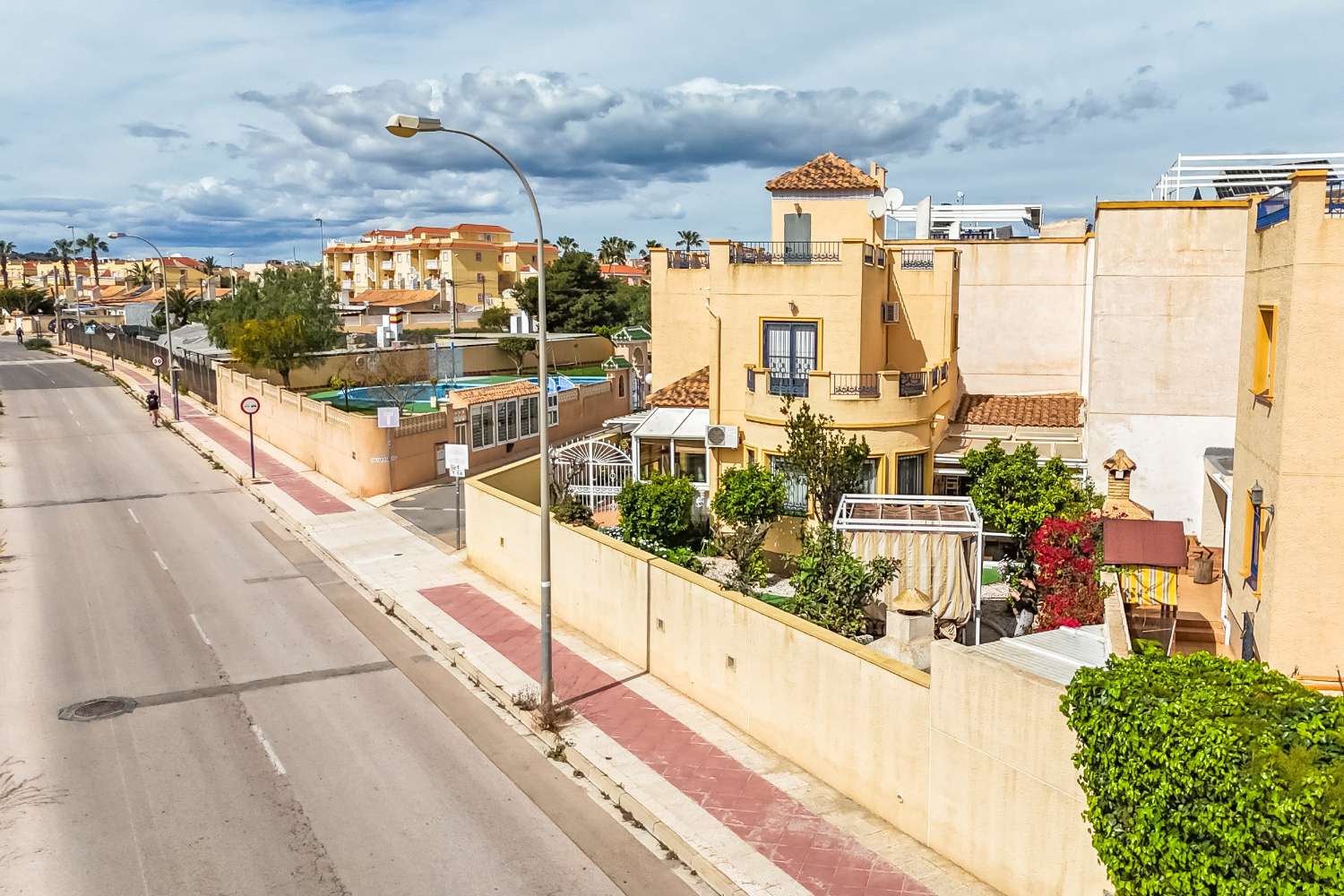 Chalet independiente con vistas al mar y gran parcela en Orihuela Costa