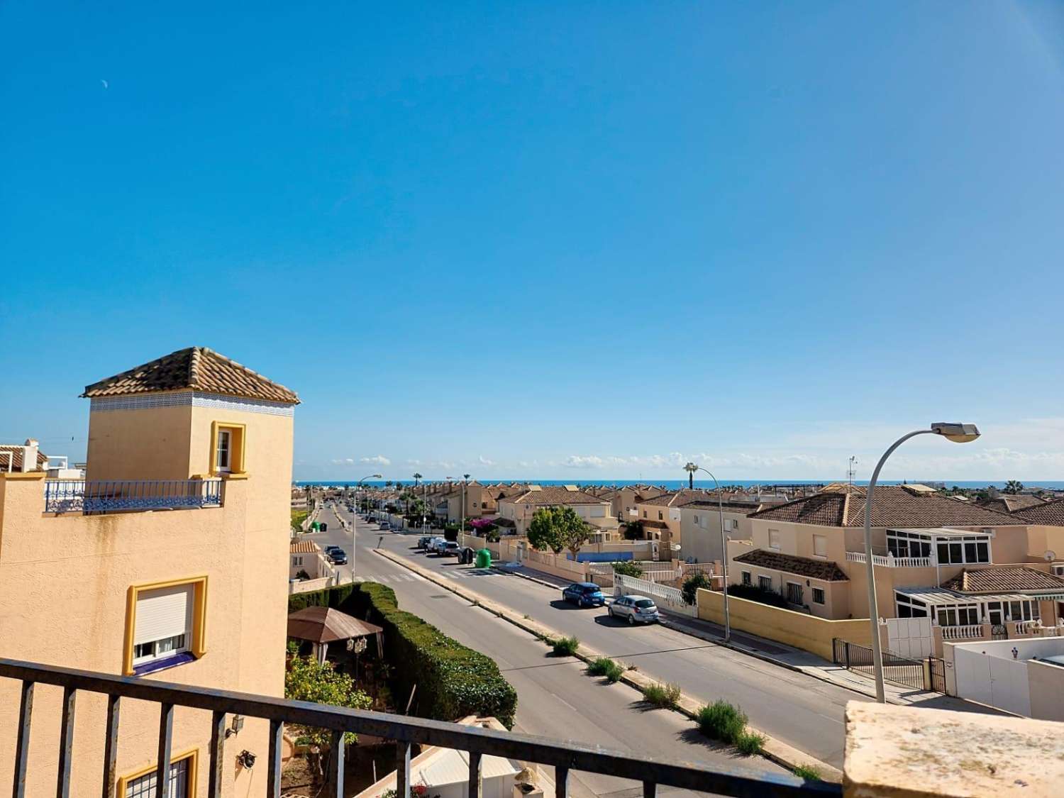 Chalet independiente con vistas al mar y gran parcela en Orihuela Costa