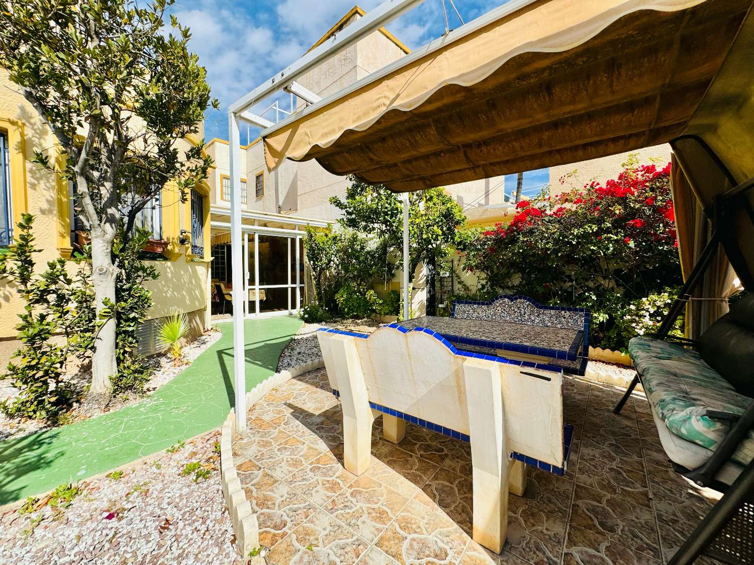 Chalet independiente con vistas al mar y gran parcela en Orihuela Costa