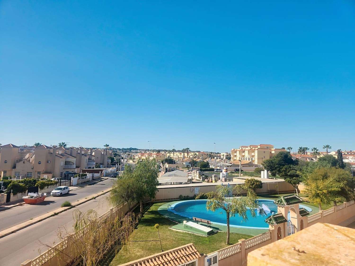 Chalet independiente con vistas al mar y gran parcela en Orihuela Costa