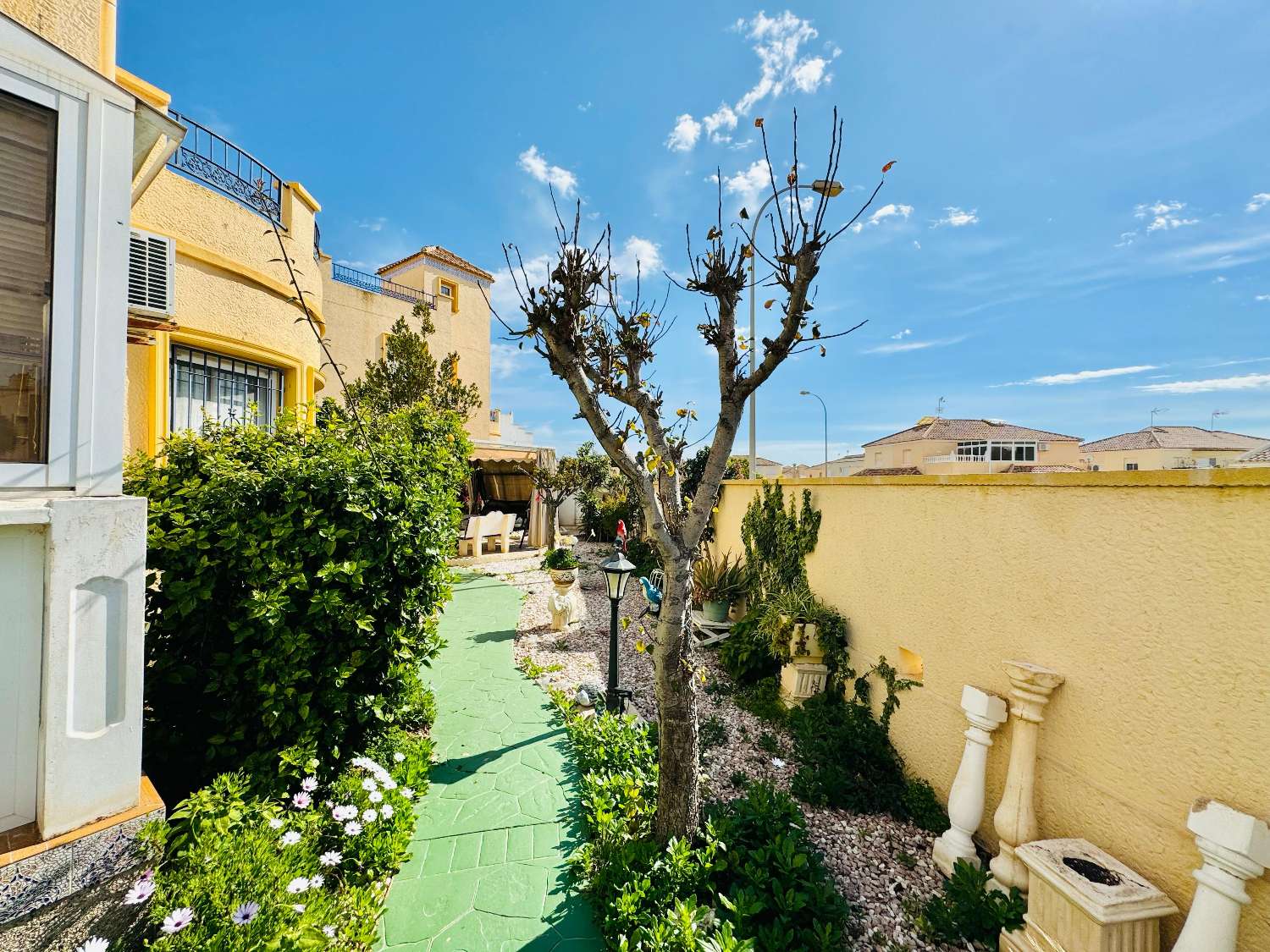 Chalet independiente con vistas al mar y gran parcela en Orihuela Costa