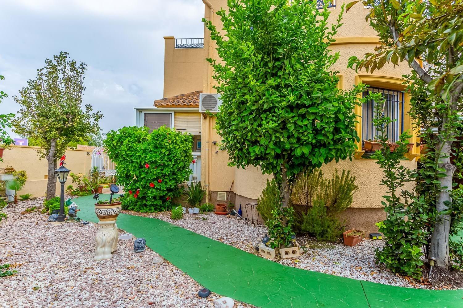 Chalet independiente con vistas al mar y gran parcela en Orihuela Costa