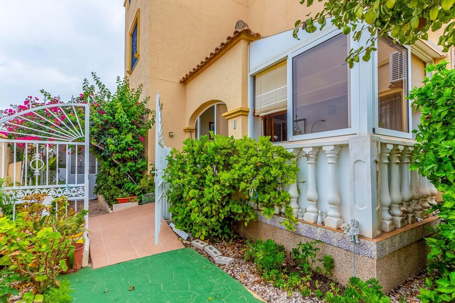 Chalet independiente con vistas al mar y gran parcela en Orihuela Costa