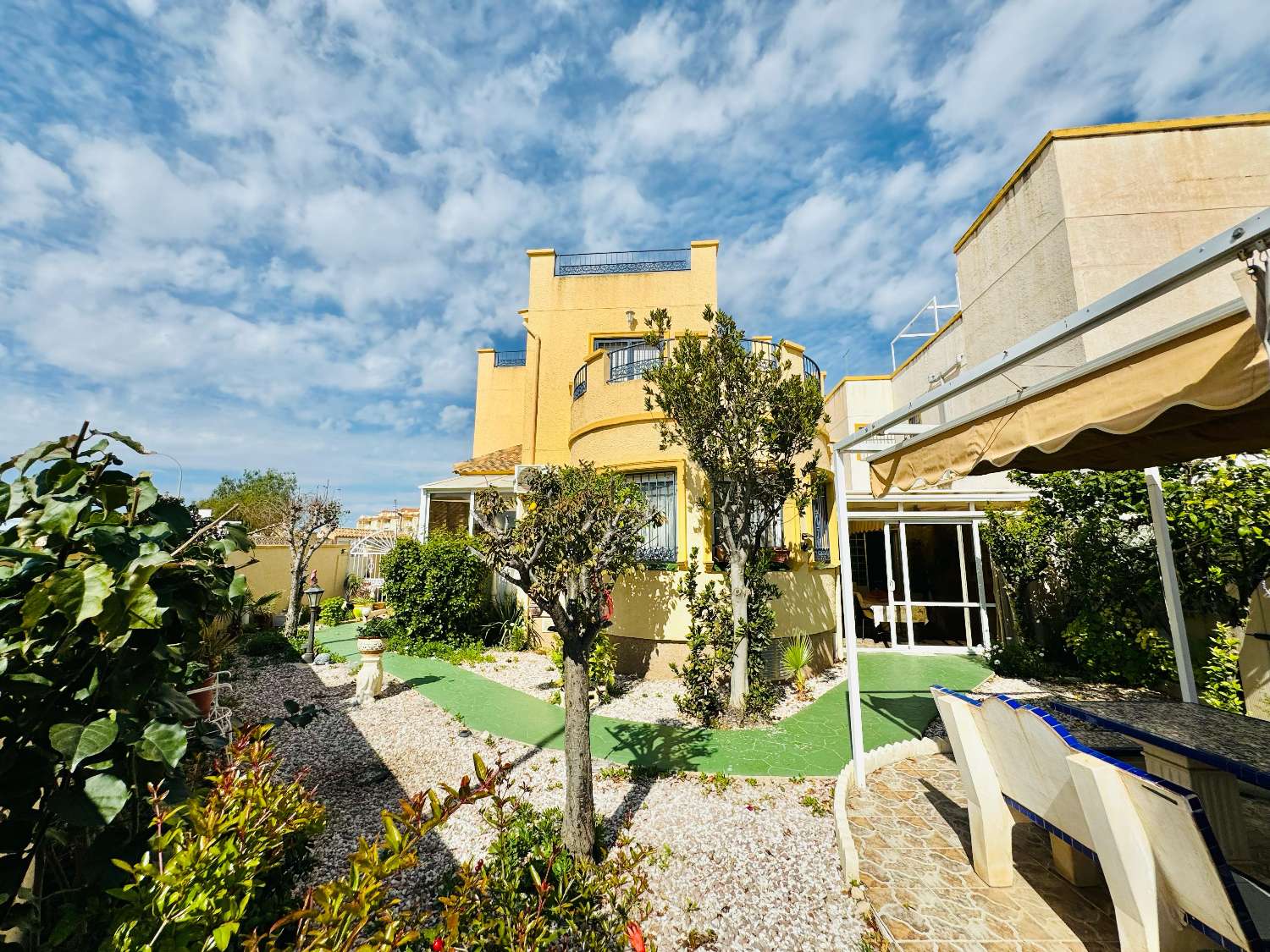 Chalet independiente con vistas al mar y gran parcela en Orihuela Costa