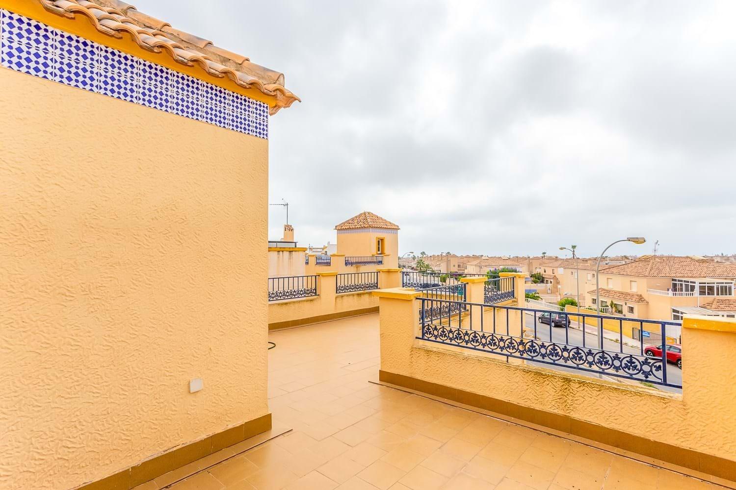Chalet independiente con vistas al mar y gran parcela en Orihuela Costa