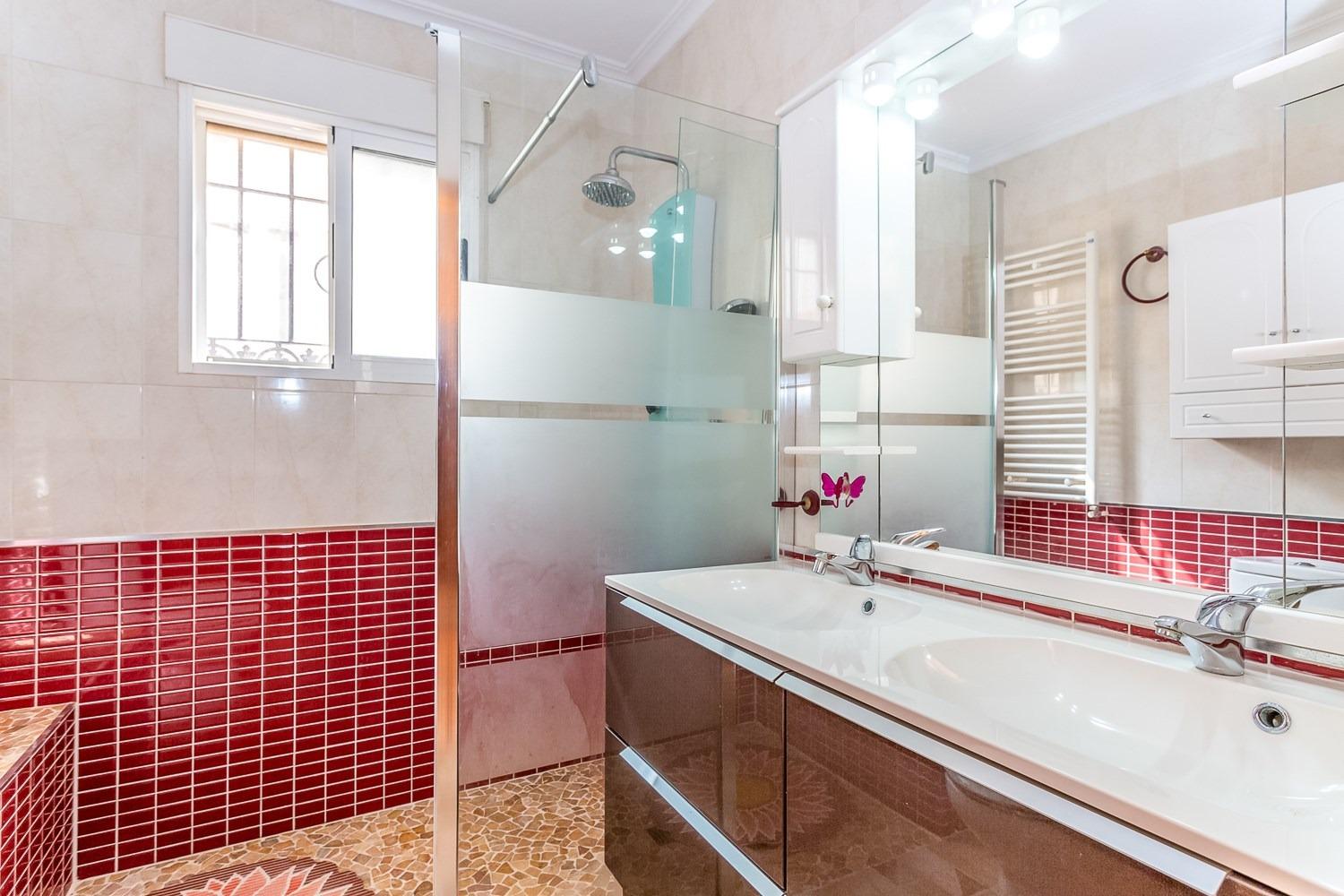 Chalet independiente con vistas al mar y gran parcela en Orihuela Costa