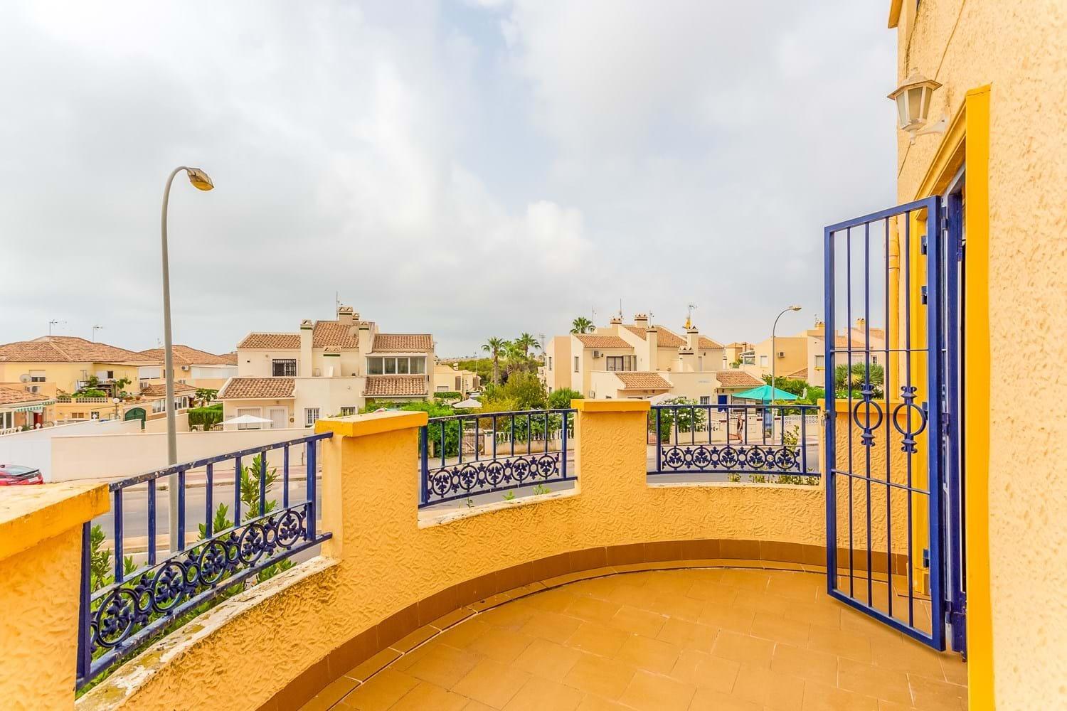 Chalet independiente con vistas al mar y gran parcela en Orihuela Costa