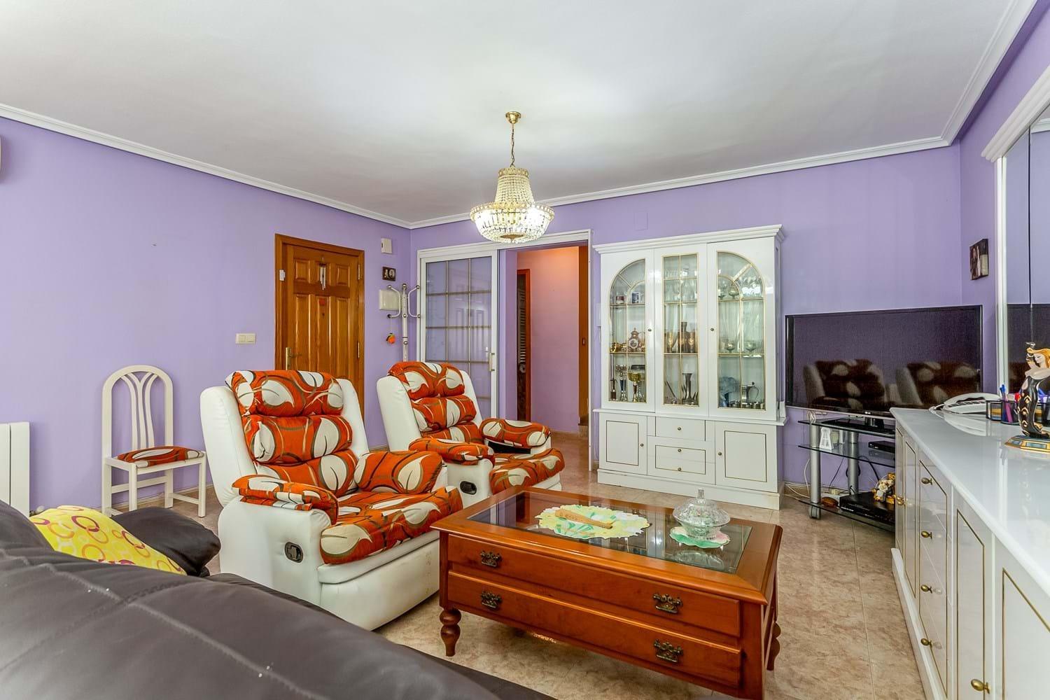 Chalet independiente con vistas al mar y gran parcela en Orihuela Costa
