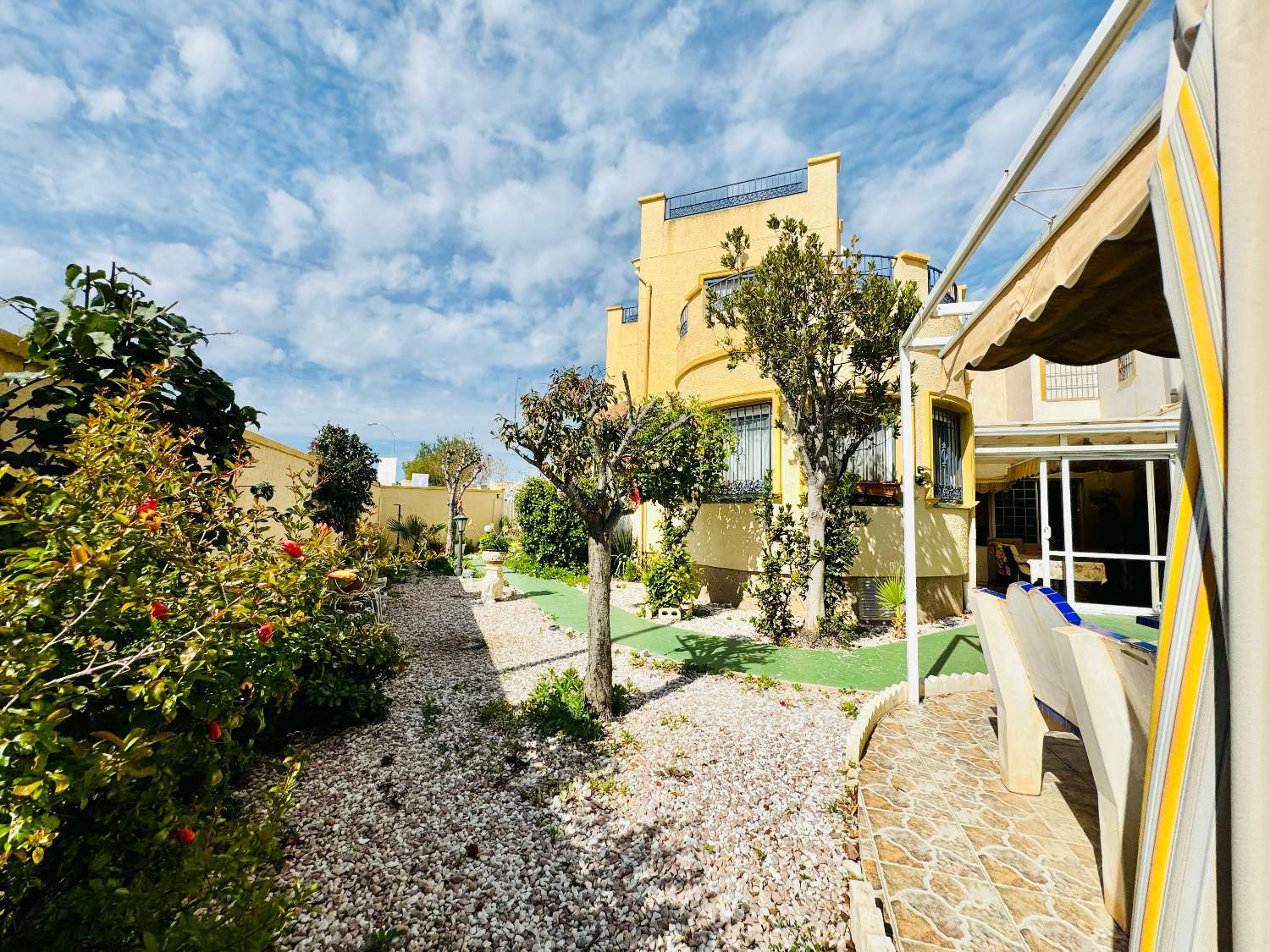Chalet independiente con vistas al mar y gran parcela en Orihuela Costa