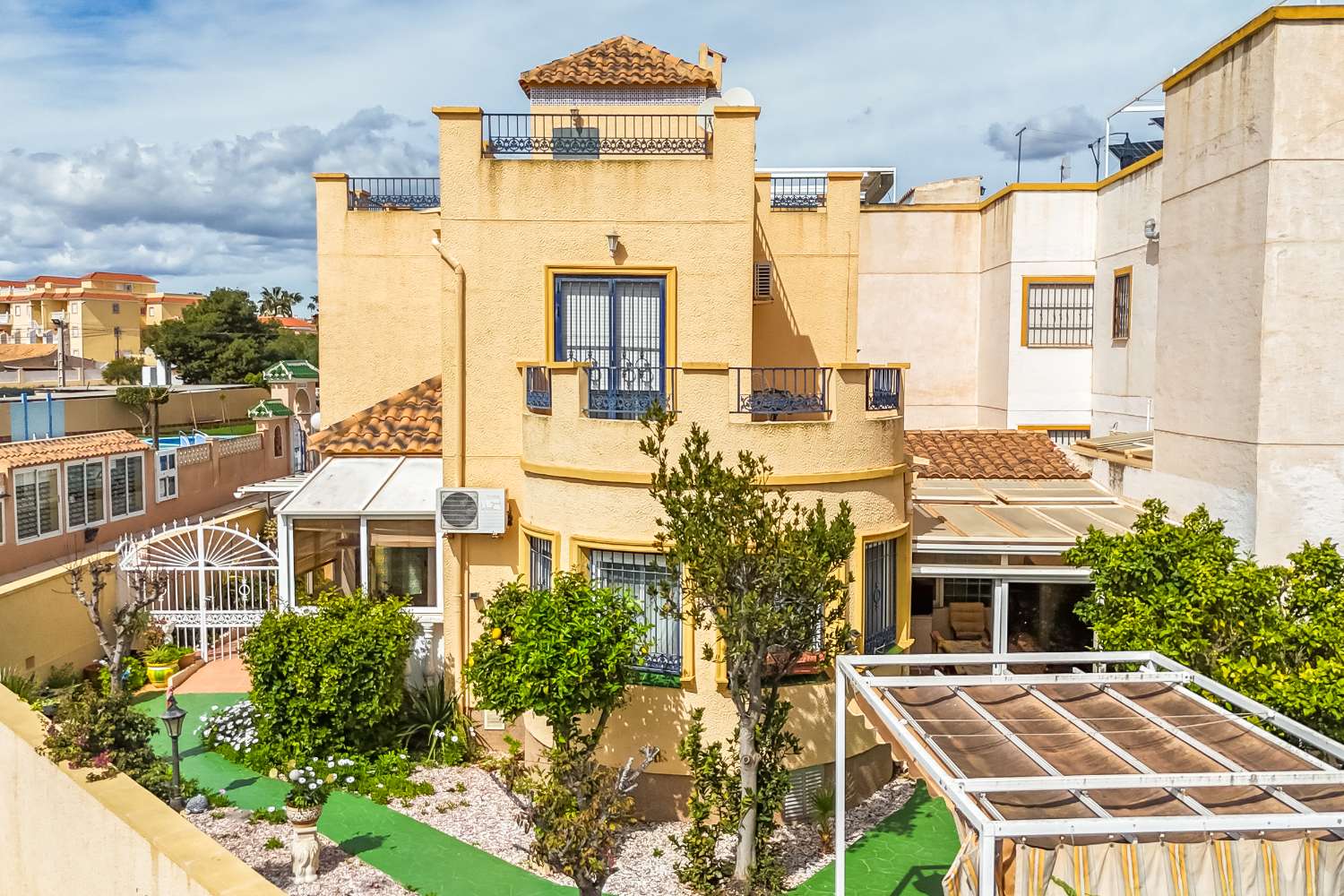 Chalet independiente con vistas al mar y gran parcela en Orihuela Costa